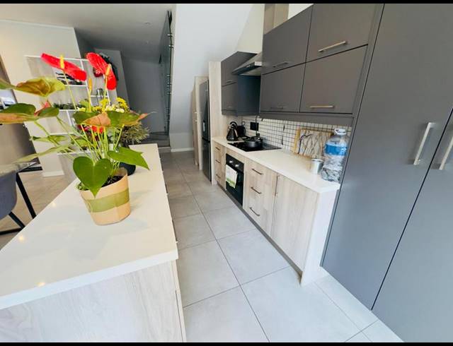 2 BEDROOM TOWNHOUSE FOR SALE IN MENLO PARK